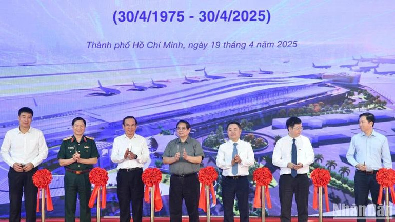 Thủ tướng Chính phủ cùng các đại biểu cắt băng khánh thành Nhà ga hành khách T3-Cảng hàng không quốc tế Tân Sơn Nhất (Thành phố Hồ Chí Minh).