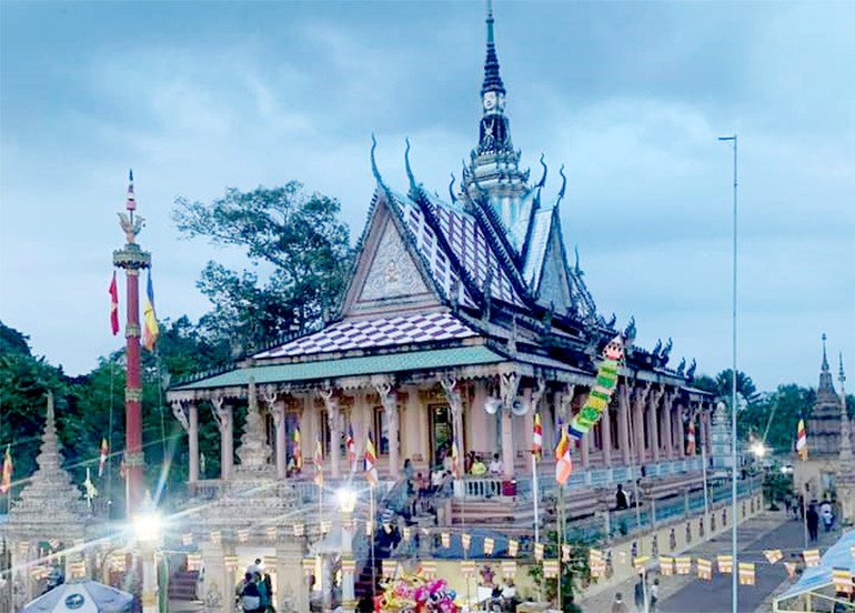 Ngôi chùa Bãi Sào, huyện Mỹ Xuyên, tỉnh Sóc Trăng được trang hoàng lộng lẫy đón lễ Sene Dolta.