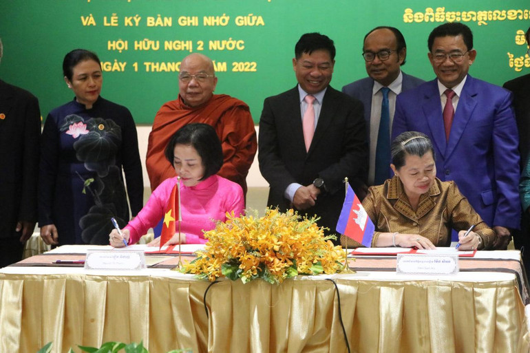 Hai Hội Hữu nghị ký Biên bản ghi nhớ về hợp tác.