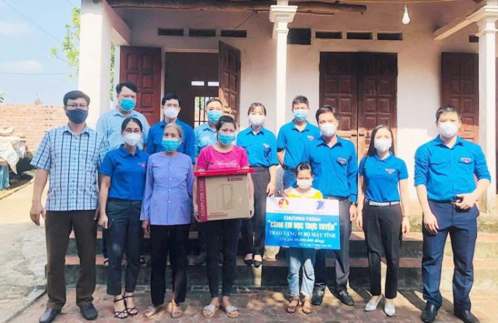 VNPT trao tặng máy tính bảng kèm sim Vinaphone miễn phí.