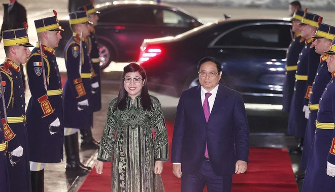 Thủ tướng Phạm Minh Chính và Phu nhân rời Thủ đô Bucharest lên đường về nước. (Ảnh: Dương Giang/TTXVN)