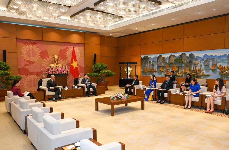 Quang cảnh buổi tiếp Đại sứ Canada tại Nhà Quốc hội.