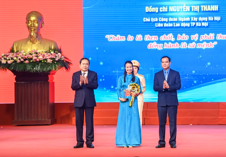 Chủ tịch Quốc hội Trần Thanh Mẫn và Chủ tịch Tổng Liên đoàn Lao động Việt Nam Nguyễn Đình Khang trao tặng “Giải thưởng Nguyễn Văn Linh” cho bà Nguyễn Thị Thanh, Chủ tịch Công đoàn ngành xây dựng Hà Nội, Liên đoàn Lao động thành phố Hà Nội.
