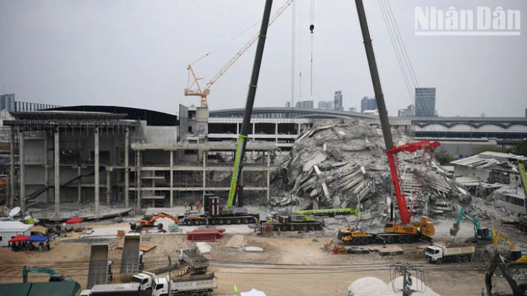 Tính đến trưa 6/4, đã có 16 người chết do vụ sập tòa nhà OAG. (Ảnh: XUÂN SƠN)