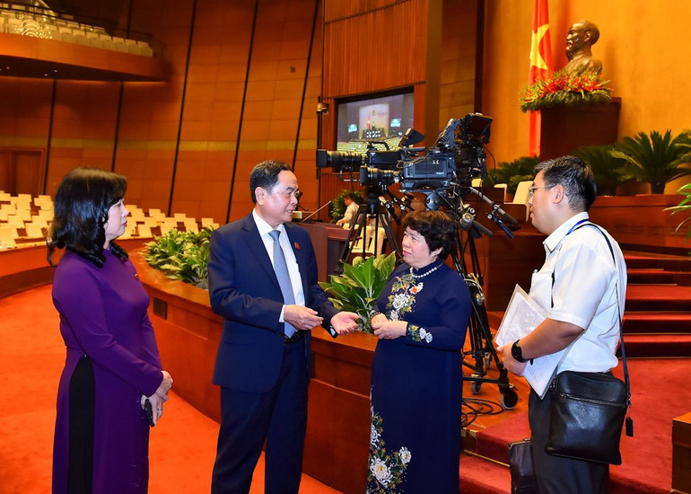 Phó Chủ tịch Thường trực Quốc hội Trần Thanh Mẫn trao đổi với các đại biểu sau phiên họp. Phó Chủ tịch Thường trực Quốc hội Trần Thanh Mẫn trao đổi với các đại biểu sau phiên họp.