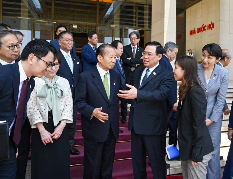 Chủ tịch Quốc hội Vương Đình Huệ trao đổi với Chủ tịch Liên minh Nghị sĩ hữu nghị Nhật Việt Nikai Toshihiro và các đại biểu.