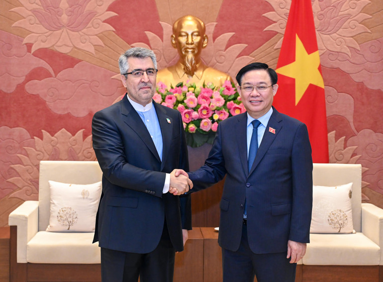 Sáng cùng ngày, Chủ tịch Quốc hội Vương Đình Huệ tiếp Đại sứ Iran Ali Akbar Nazar tại Nhà Quốc hội.