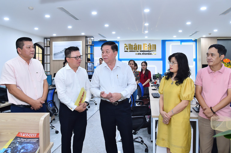 Sau buổi lễ ra mắt cuốn sách “Tổng Bí thư Nguyễn Phú Trọng với niềm tin của nhân dân trong nước và sự ủng hộ của bạn bè quốc tế”, Trưởng Ban Tuyên giáo Trung ương Nguyễn Trọng Nghĩa dành thời gian tham quan tòa soạn hội tụ của Báo Nhân Dân điện tử cũng như chúc mừng các nhà báo, phóng viên, kỹ thuật viên nhân ngày Báo chí cách mạng Việt Nam 21/6.