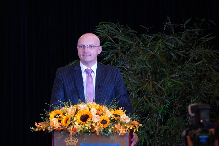 Đại biểu trình bày tham luận tại hội nghị.