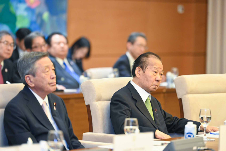 Chủ tịch Liên minh Nghị sĩ hữu nghị Nhật-Việt Nikai Toshihiro và các nghị sĩ cùng các đại biểu tại buổi tiếp.