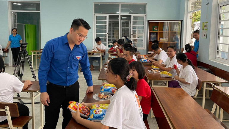 Thực hiện lễ khởi công sửa chữa nhà cho đoàn viên Tiểu Cầm.