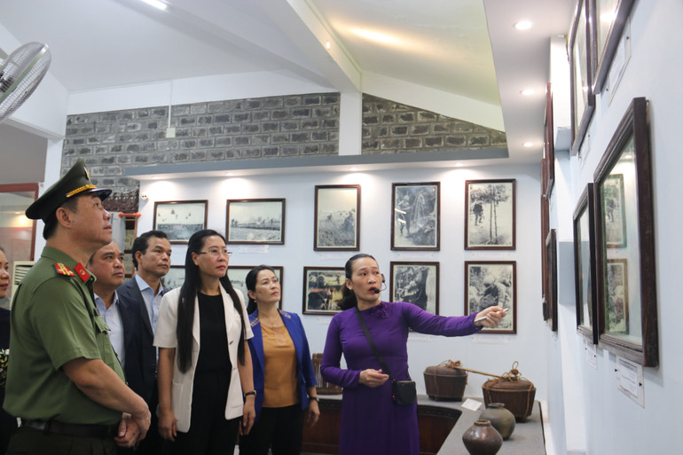 Các bức ảnh về vụ thảm sát Sơn Mỹ của tác giả Ronald L.Haeberle đã được trưng bày trở lại tại Khu Chứng tích Sơn Mỹ.