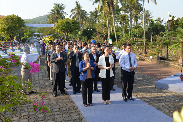 Lãnh đạo tỉnh Quảng Ngãi thành kính dâng hương trước Tượng đài Sơn Mỹ.