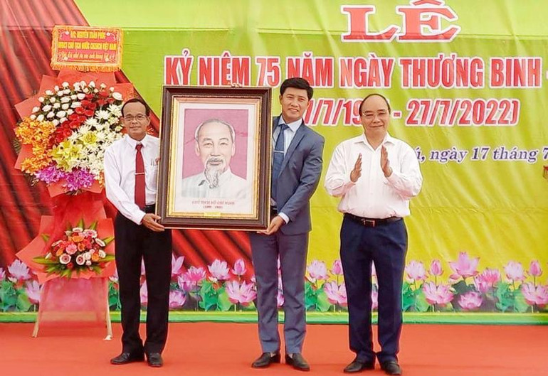 Chủ tịch nước Nguyễn Xuân Phúc trao tặng bức chân dung Chủ tịch Hồ Chí Minh cho lãnh đạo xã Quế Phú.