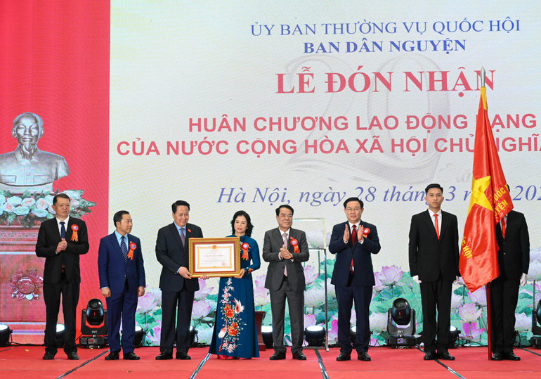 Chủ tịch Quốc hội Vương Đình Huệ trao Huân chương Lao động hạng Nhì cho Ban Dân nguyện.