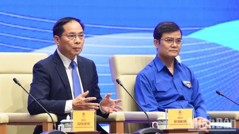 Phó Thủ tướng Chính phủ Bùi Thanh Sơn phát biểu tại đối thoại.