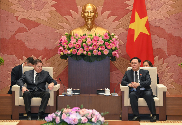 Chủ tịch Quốc hội Vương Đình Huệ và Chánh án Lebedev Vyacheslav Mikhailovich tại buổi tiếp. Chủ tịch Quốc hội Vương Đình Huệ và Chánh án Lebedev Vyacheslav Mikhailovich tại buổi tiếp.