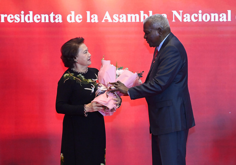 Chủ tịch Quốc hội Cuba Esteban Lazo Hernandez trao tặng Huân chương và chúc mừng nguyên Chủ tịch Quốc hội Nguyễn Thị Kim Ngân. (Ảnh Duy Linh)