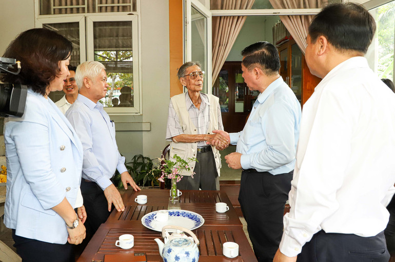 Trưởng Ban Tuyên giáo Trung ương Nguyễn Trọng Nghĩa và Đoàn công tác thăm hỏi vợ chồng nhạc sĩ Lư Nhất Vũ và nhà thơ Lê Giang.