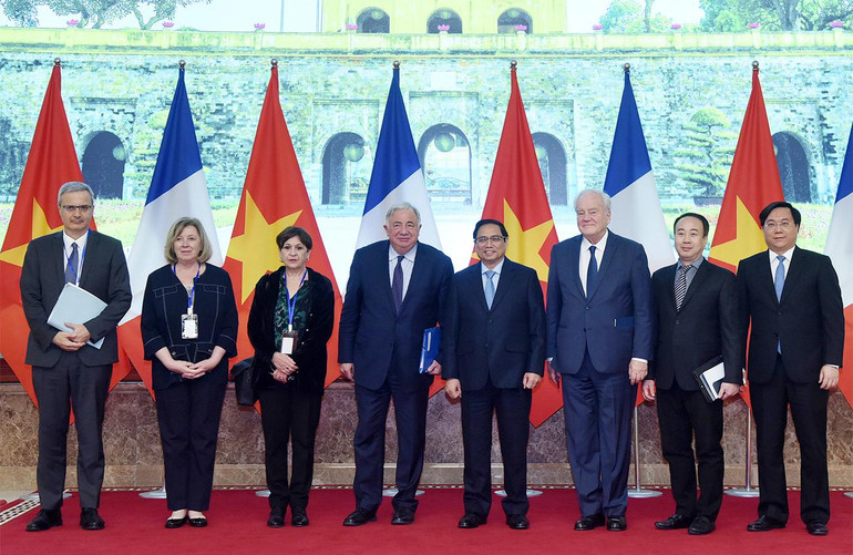 Thủ tướng Phạm Minh Chính và Chủ tịch Thượng viện Cộng hòa Pháp Gérard Larcher cùng thành viên đoàn hai nước. (Ảnh: Trần Hải)