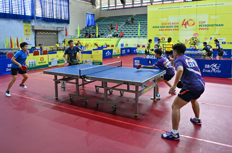 Trận bán kết đôi nam nữ giữa, Nguyễn Đức Tuân và Bùi Ngọc Lan (bên phải) gặp Nguyễn Thành Nam và Phan Hoàng Tường Giang.