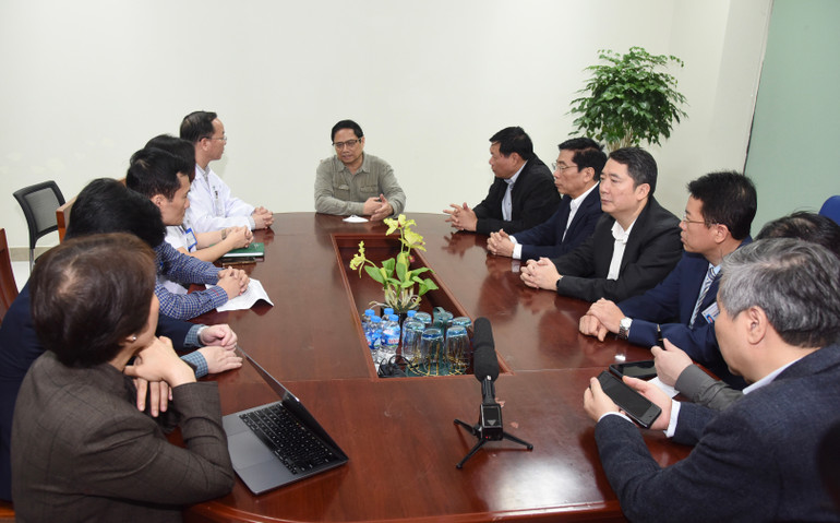 Thủ tướng Phạm Minh Chính kiểm tra, làm việc với Bệnh viện Nhi Trung ương về tình hình thuốc và vật tư y tế.