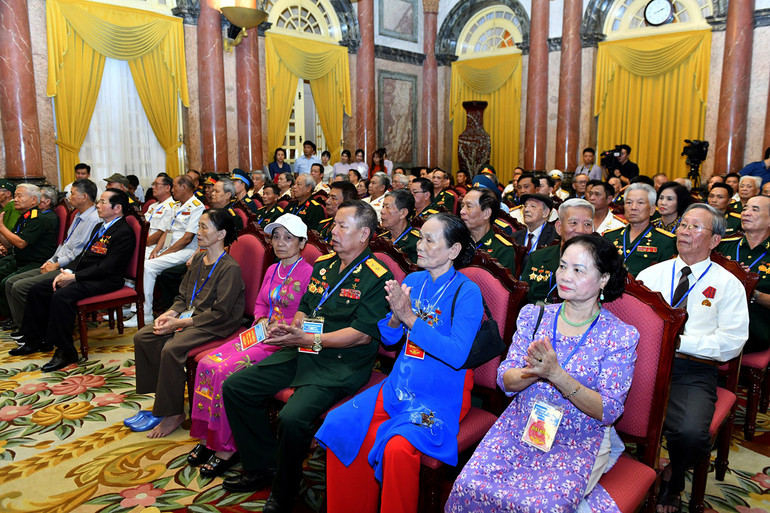 Các đại biểu tham dự buổi gặp.