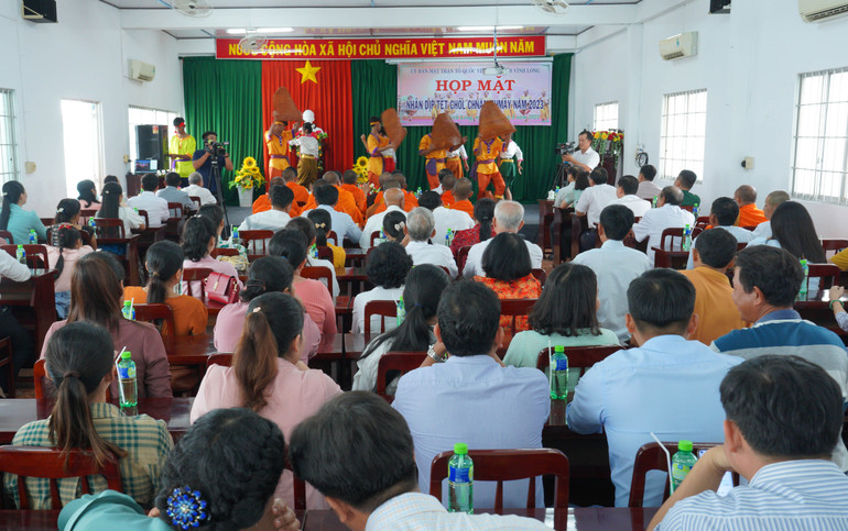 Một tiết mục văn nghệ tại buổi họp mặt vào chiều 11/4.