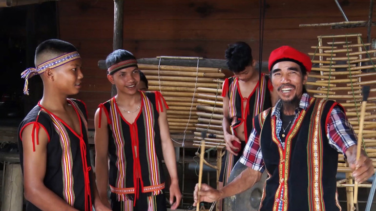 Già làng A Thuih truyền dạy văn hóa cồng chiêng cho thanh thiếu niên.