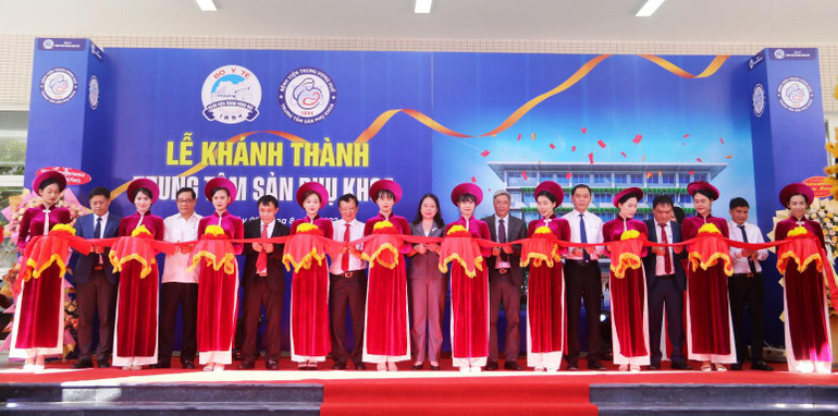 Phó Chủ tịch nước và các đại biểu cắt băng khánh thành Trung tâm Sản phụ khoa - Bệnh viện Trung ương Huế.