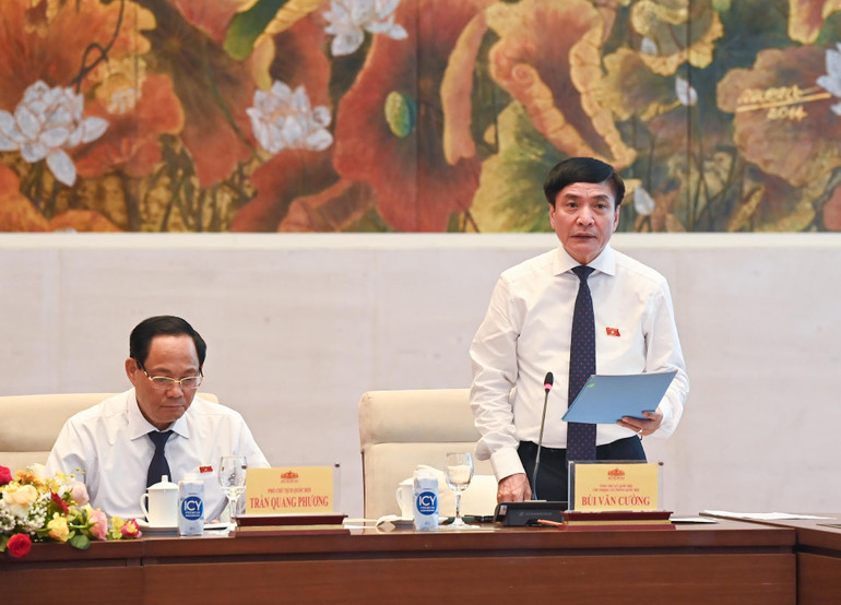 Tổng Thư ký, Chủ nhiệm Văn phòng Quốc hội Bùi Văn Cường phát biểu tại cuộc gặp mặt.