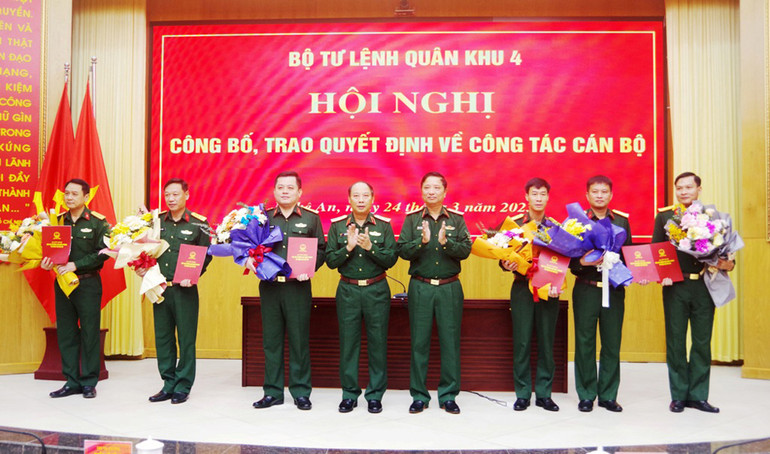 Trung tướng Trần Võ Dũng và Trung tướng Hà Thọ Bình trao quyết định công tác cán bộ. (Ảnh: Mạnh Hùng)