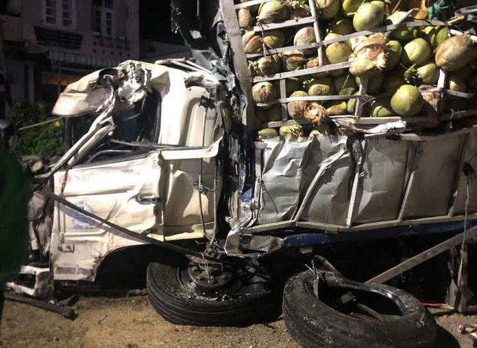 Vụ tai nạn khiến xe khách và xe tải bị hư hỏng nặng.