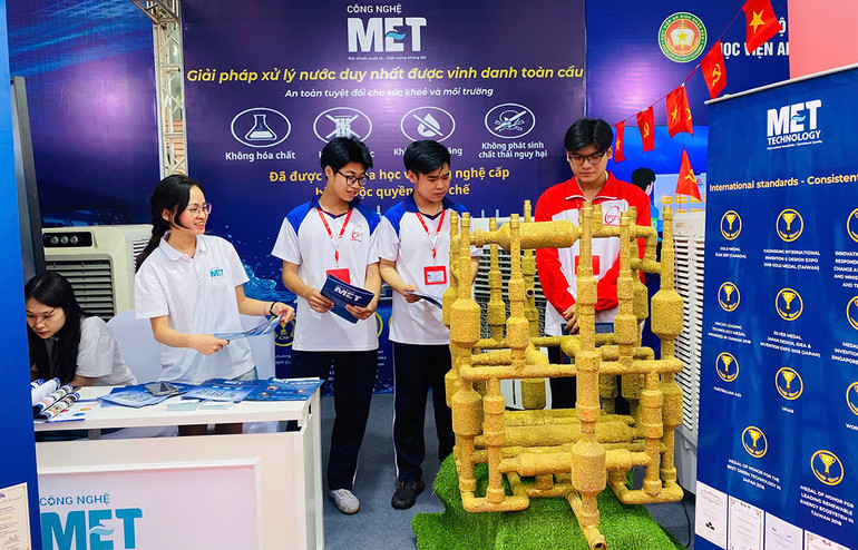 Công nghệ đột phá này được giới thiệu tại triển lãm do Bộ Khoa học và Công nghệ tổ chức, nằm trong sự kiện “Lễ phát động thi đua cả nước thi đua thực hiện đổi mới sáng tạo, chuyển đổi số” diễn ra ngày 24/4.