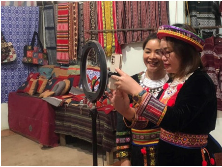 Thành viên Hợp tác xã Thiên An (Bạch Thông) livestream bán hàng thổ cẩm. (Ảnh: LƯU HUỆ)