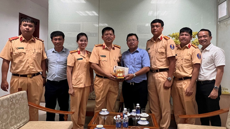 Đại diện Phòng Cảnh sát giao thông đường bộ-đường sắt (PC08) đến thăm, chúc mừng Cơ quan Thường trực Báo Nhân Dân tại Thành phố Hồ Chí Minh nhân Ngày Báo chí cách mạng Việt Nam.