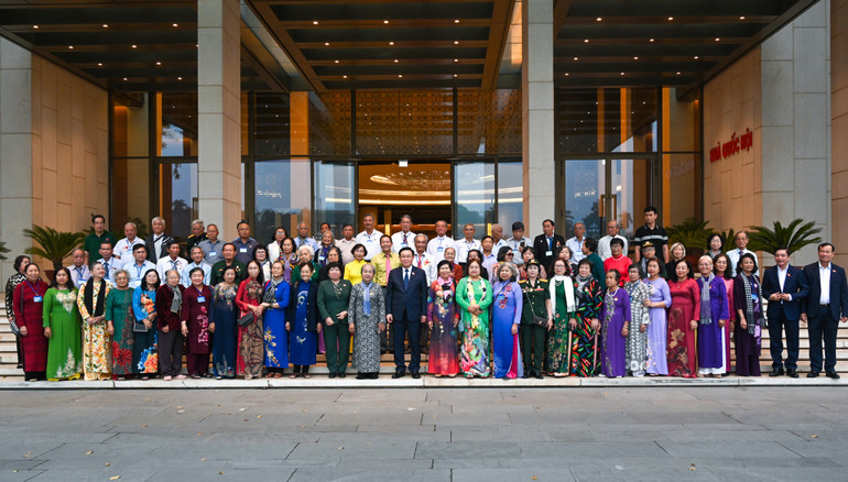 Chủ tịch Quốc hội Vương Đình Huệ và các đại biểu chụp ảnh lưu niệm với Đoàn cựu tù chính trị và tù binh Thành phố Hồ Chí Minh. Chủ tịch Quốc hội Vương Đình Huệ và các đại biểu chụp ảnh lưu niệm với Đoàn cựu tù chính trị và tù binh Thành phố Hồ Chí Minh.