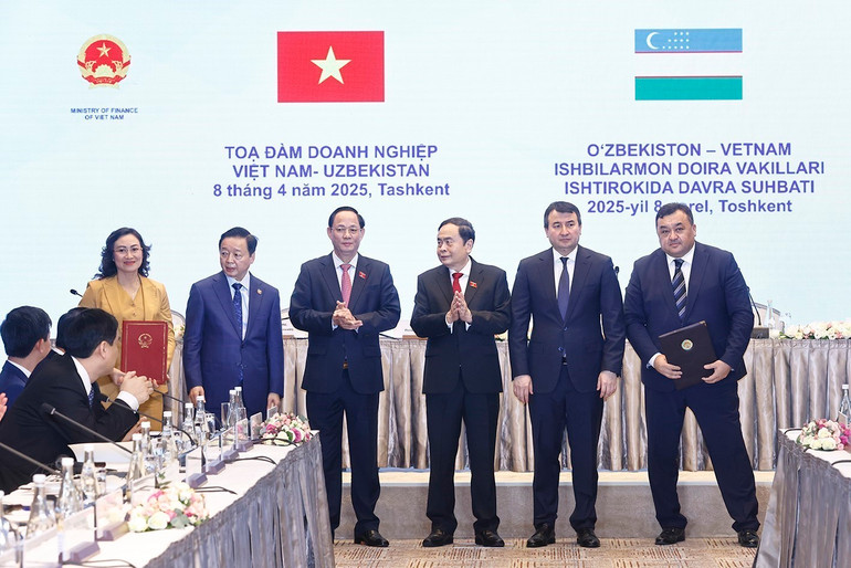 Chủ tịch Quốc hội Trần Thanh Mẫn chứng kiến Lễ trao các thỏa thuận hợp tác.