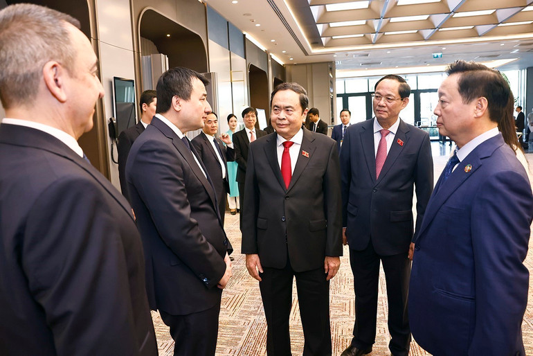 Chủ tịch Quốc hội Trần Thanh Mẫn với các đại biểu.