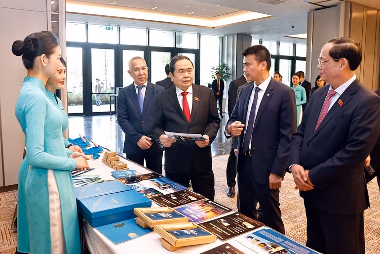 Chủ tịch Quốc hội Trần Thanh Mẫn tham quan gian hàng của Vietnam Airlines.