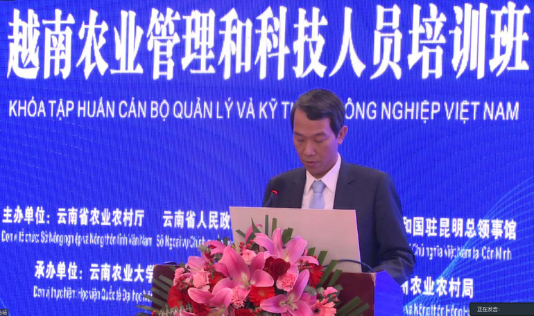 Tổng Lãnh sự Nguyễn Trung Hiếu phát biểu tại lễ khai mạc Khóa tập huấn. Tổng Lãnh sự Nguyễn Trung Hiếu phát biểu tại lễ khai mạc Khóa tập huấn.