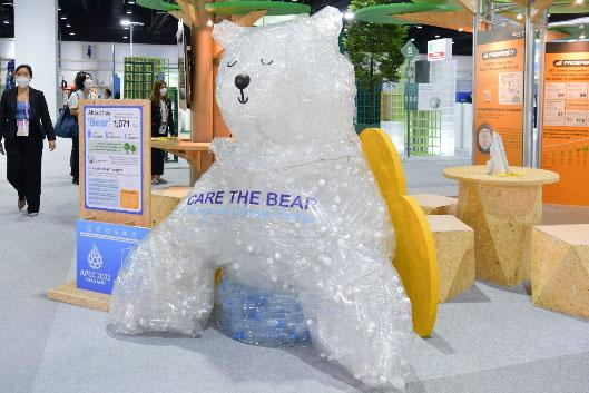 Mô hình chú gấu được làm từ hơn 1.000 vỏ chai nhựa nhằm kêu gọi người dân giảm rác thải nhựa.