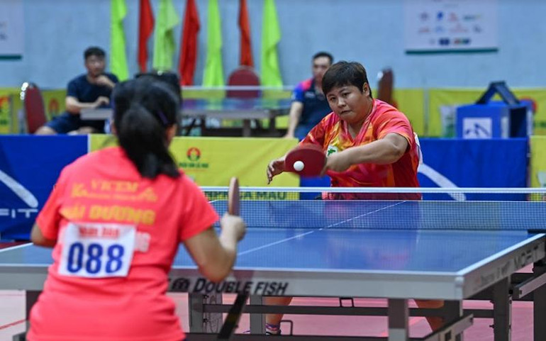 Sau hơn 3 giờ thi đấu, trận chung kết đồng đội nữ bước vào ván đấu thứ năm quyết định giữa Mai Hoàng Mỹ Trang và Đinh Thị Huệ.