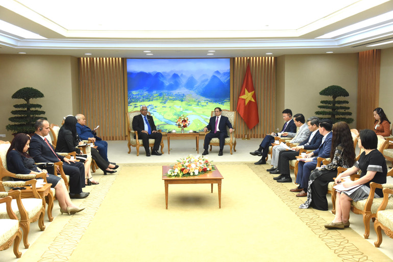 Các thành viên đi cùng đoàn với Bộ trưởng Tư pháp Cộng hòa Cuba Oscar Manuel Silvera Martínez.