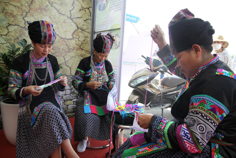 Phụ nữ dân tộc Bố Y tỉnh Hà Giang thể hiện khả năng thêu thùa.