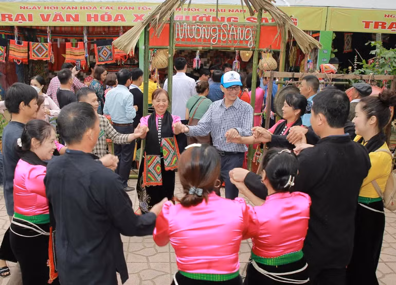 Các du khách tham gia trải nghiệm các hoạt động văn hóa.