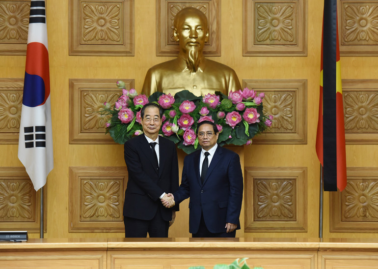 Thủ tướng Phạm Minh Chính tiếp Thủ tướng Hàn Quốc Han Duck Soo.