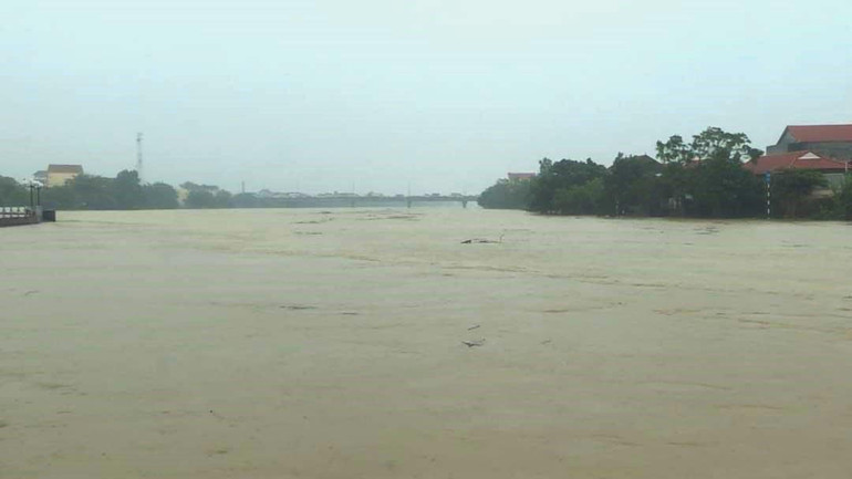 Chiều nay, nước sông Kiến Giang ở huyện Lệ Thủy vượt báo động 3 gây ngập lụt nhiều nơi.