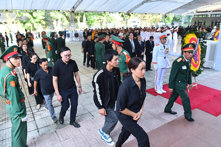 Đông đảo các tầng lớp nhân dân vào viếng Tổng bí thư Nguyễn Phú Trọng sáng 26/7.