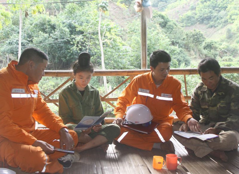 Hướng dẫn người dân cách sử dụng điện an toàn và tiết kiệm.